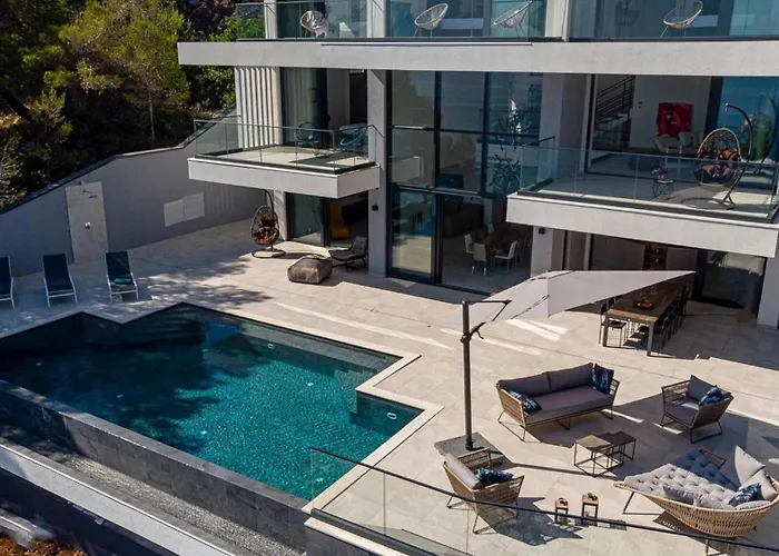 Luxury Seafront Miracul Korcula With Pool וילה