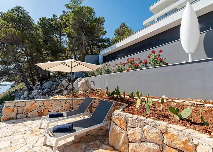 Luxury Seafront Miracul Korcula With Pool וילה